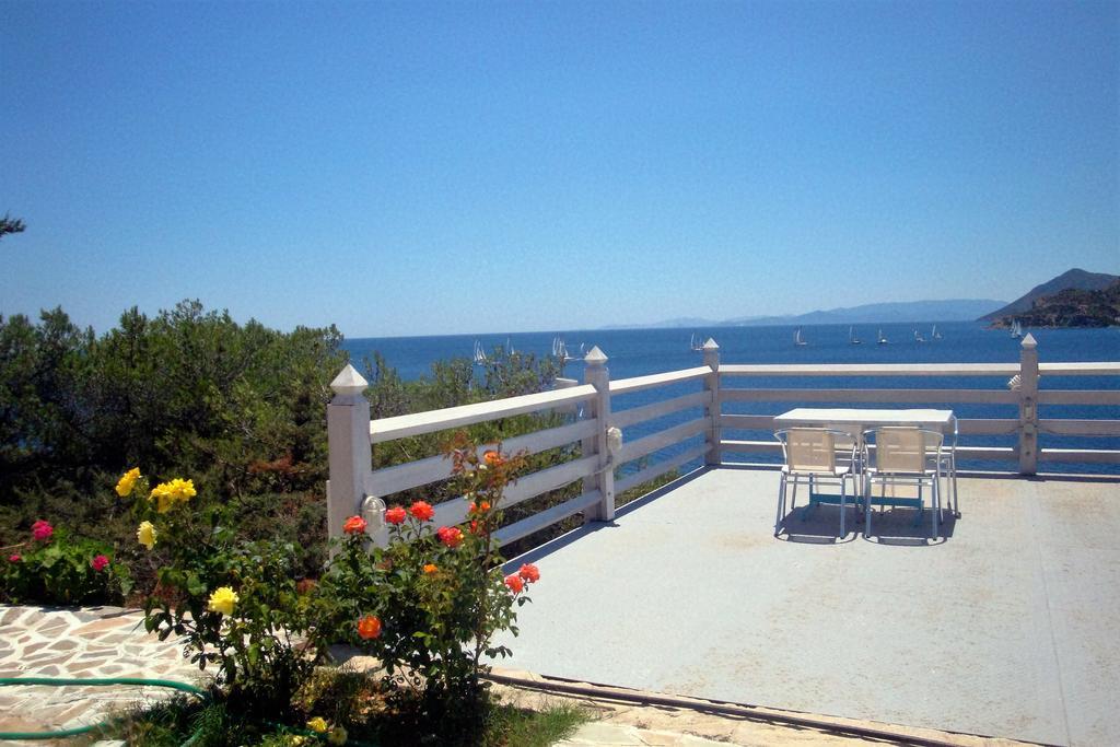 Kavos Bay Seafront Hotel Agia Marina  Exterior photo