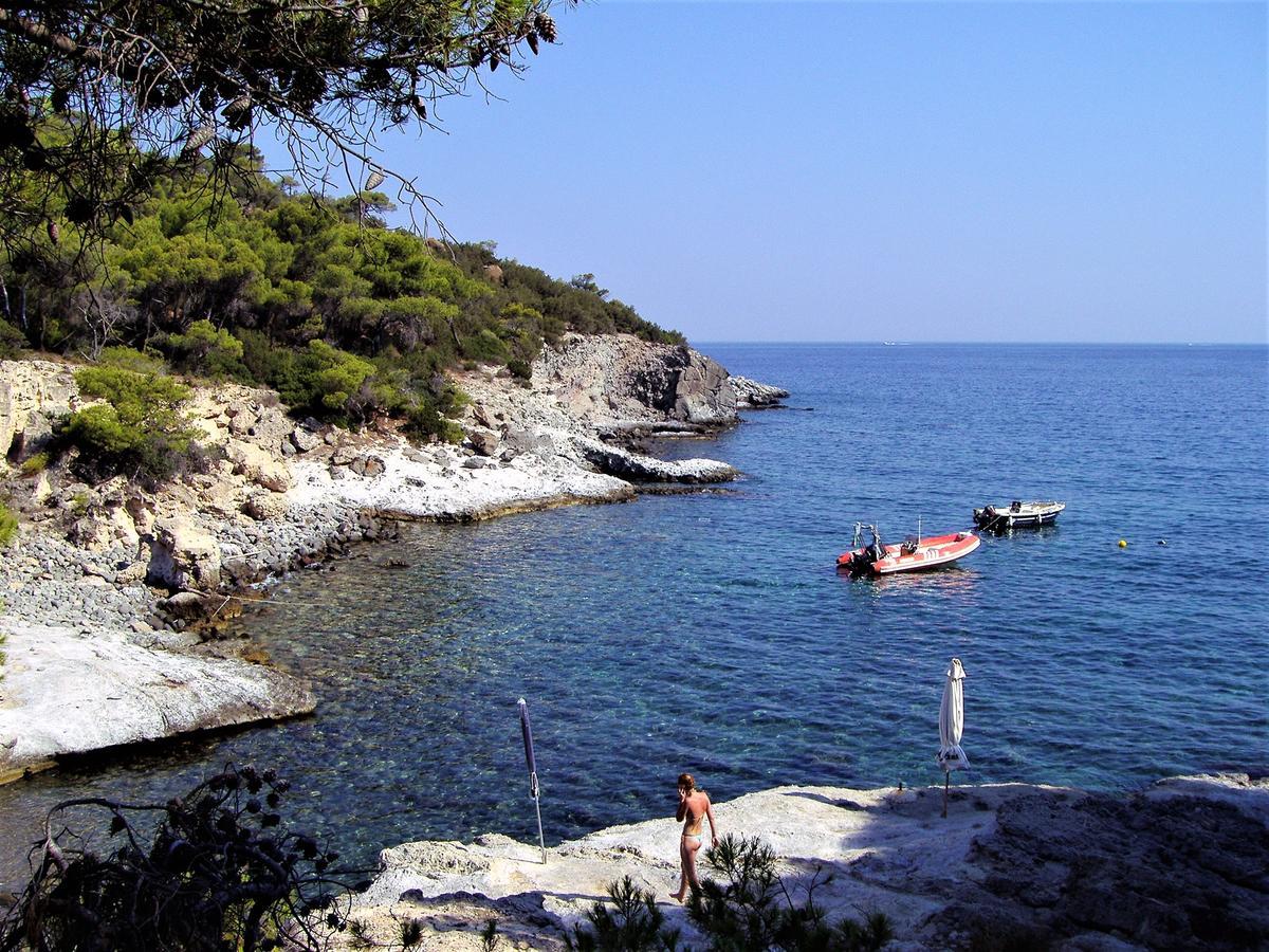 Kavos Bay Seafront Hotel Agia Marina  Exterior photo