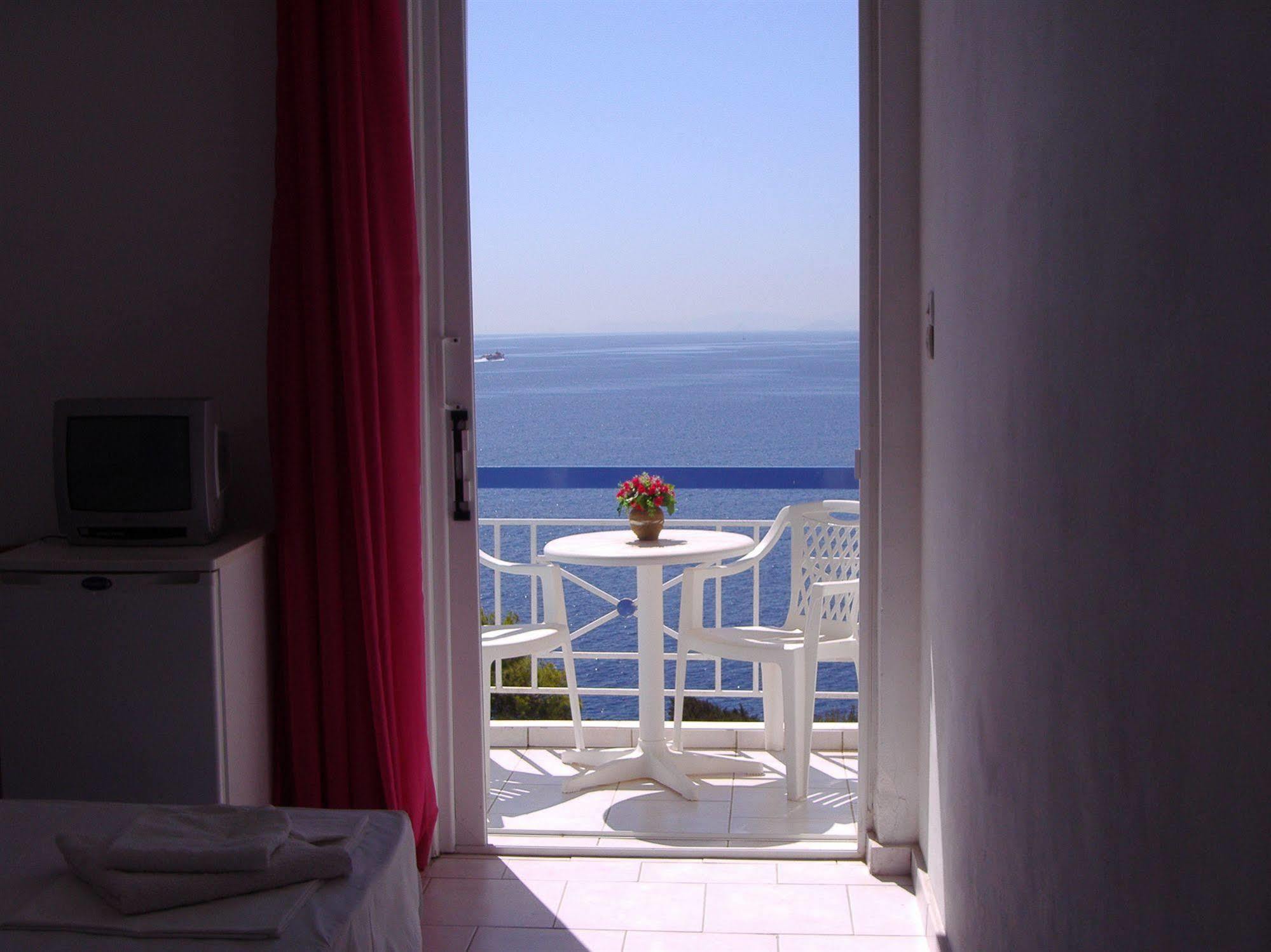 Kavos Bay Seafront Hotel Agia Marina  Exterior photo
